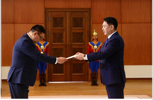 Киргиз Улсын Элчин сайд Итгэмжлэх жуух бичгээ өргөн барив